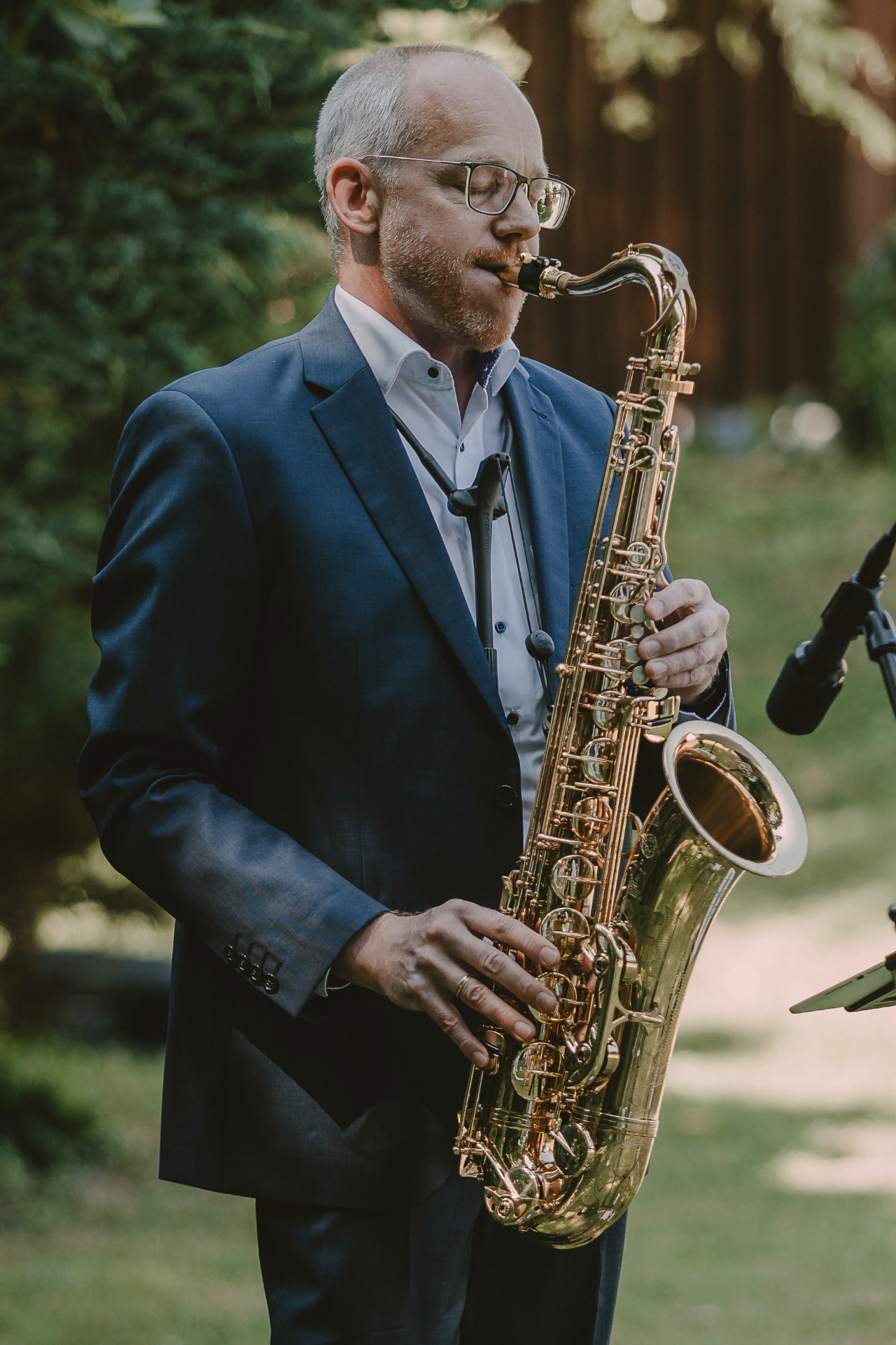 Peter Macherey spielt Tenorsaxophon bei einer freien Trauung in Naafs Häusschen