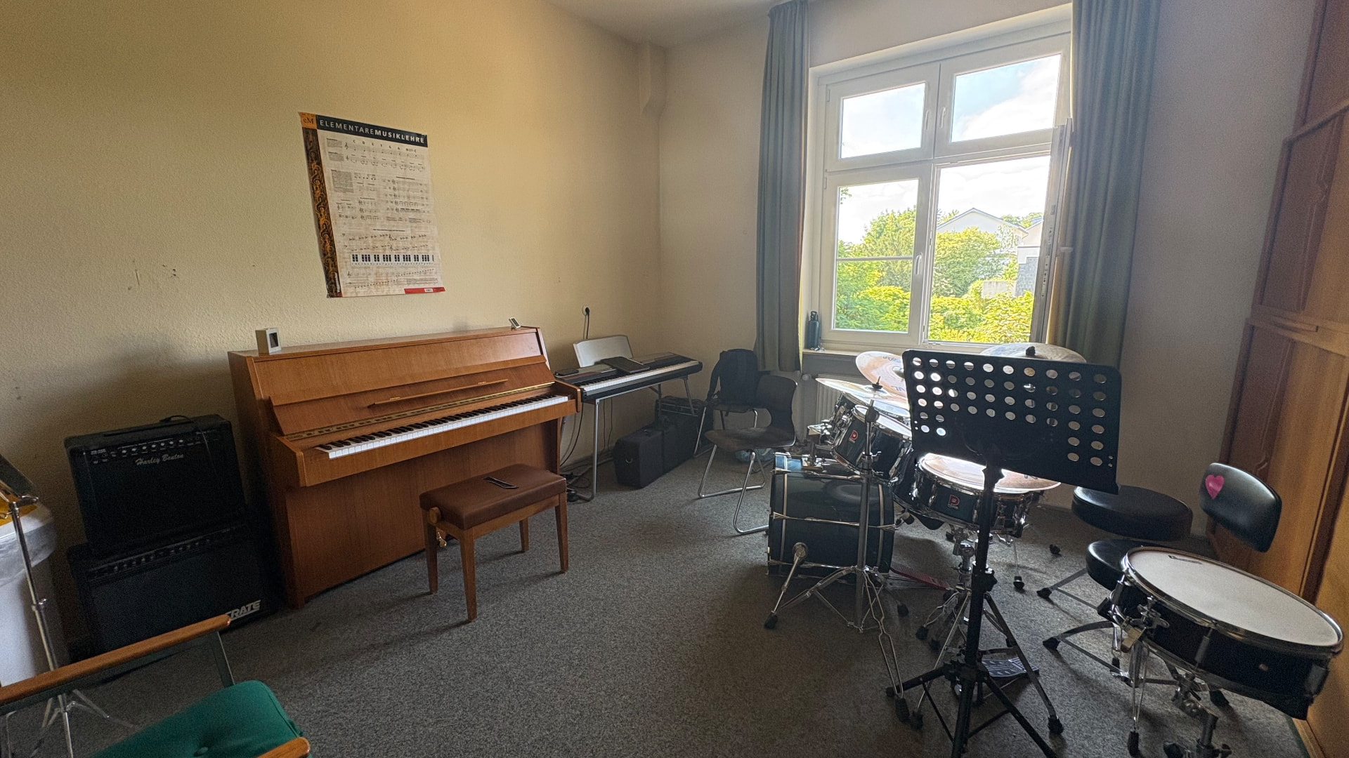 Musikraum mit Klavier, E-Piano und Schlagzeug
