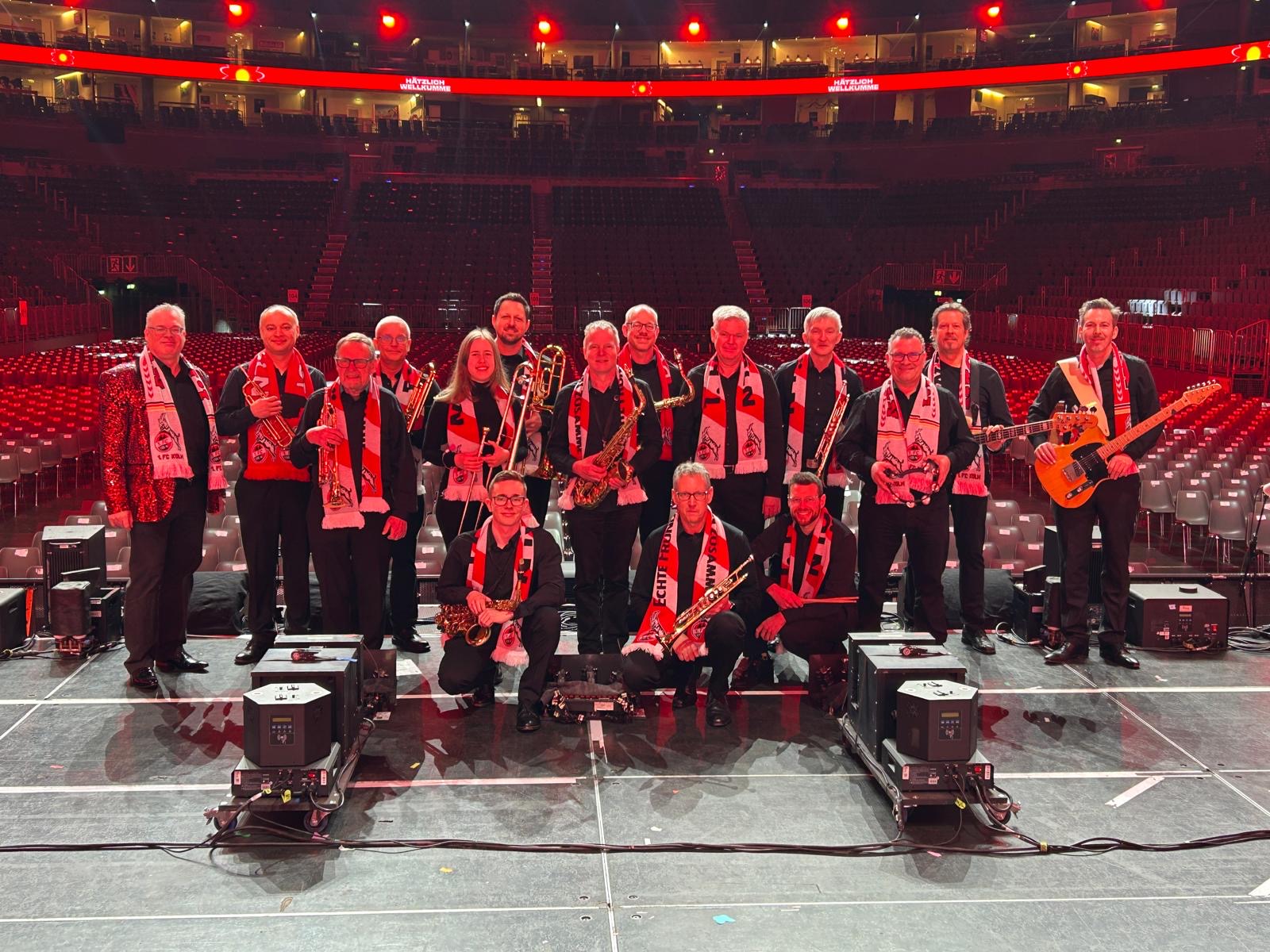 Orchester Ted Borgh mit Fanschals in einer Arena