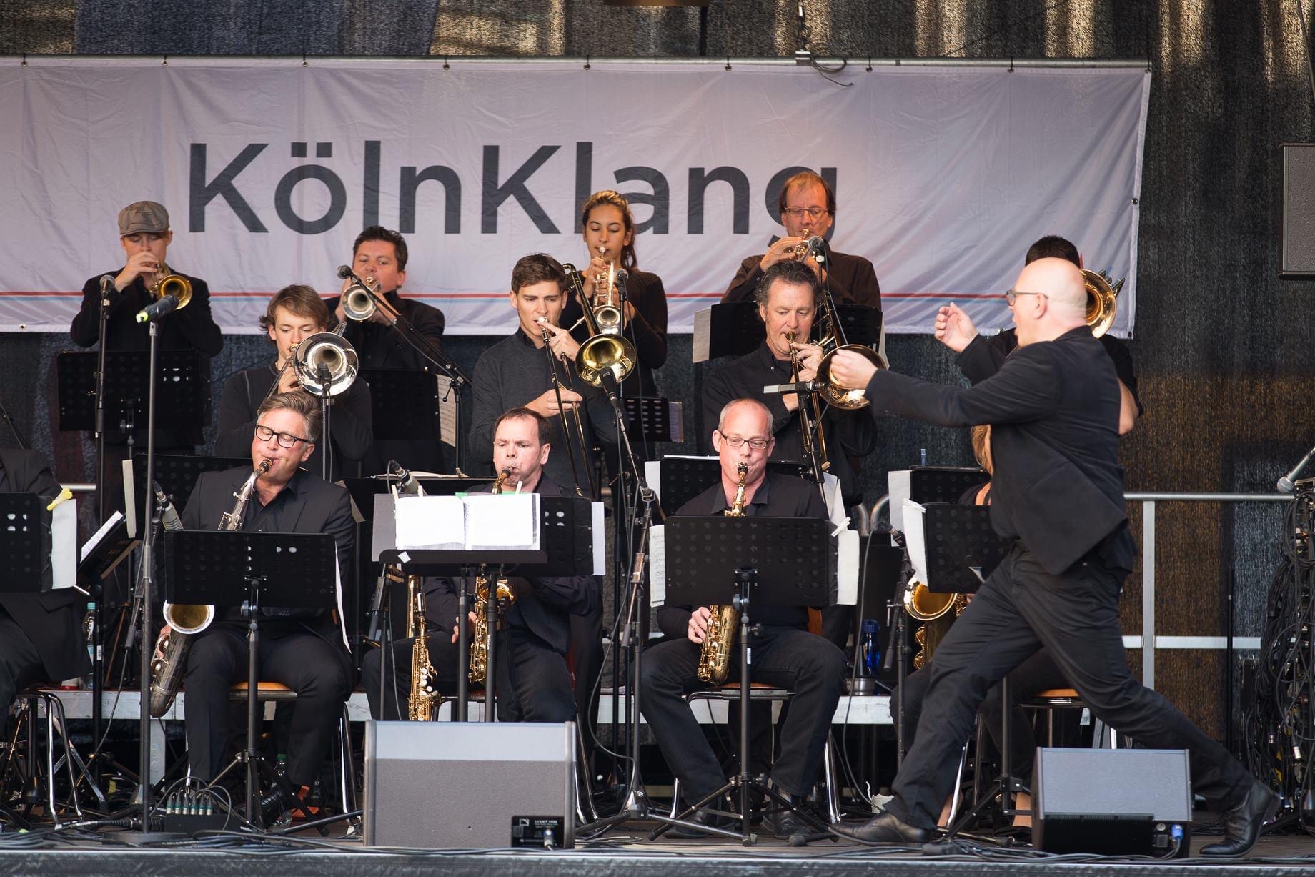 RMS JazzOrchester Köln auf einer Open-Air-Bühne