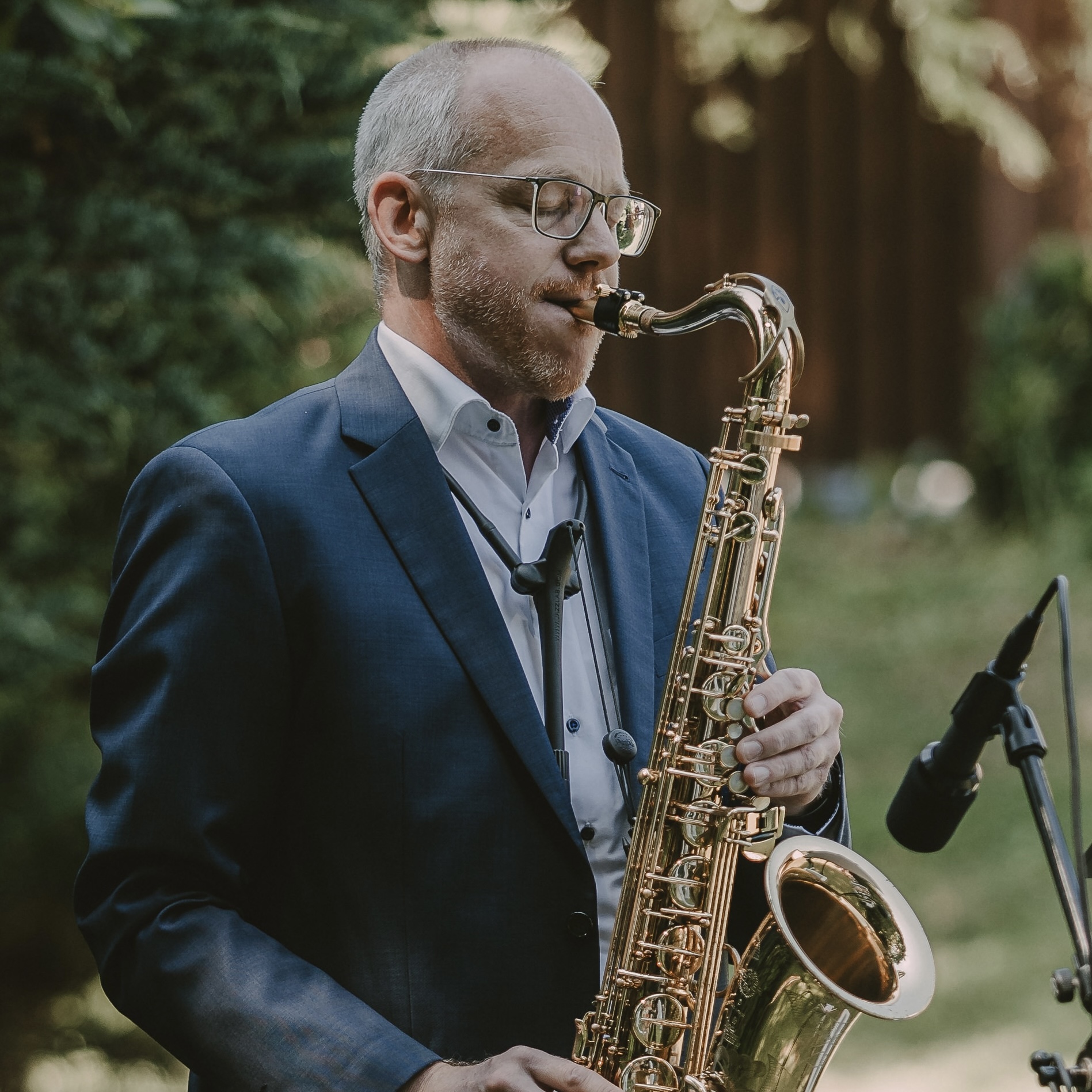 Peter Michael Macherey spielt Saxophon bei einer freien Trauung - Naafs-Häuschen, Lohmar, Rhein-Sieg-Kreis, NRW